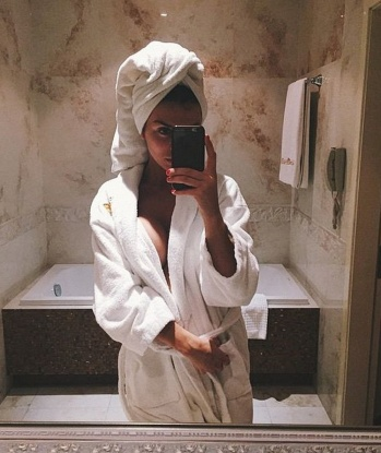 Москва - город, который мне дал возможность раскрыть весь свой потенциал. Мои услуги охватывают все твои желания и фантазии, ведь моей целью является твое полное удовлетворение. Фотографии меня, как ты уже понял, тебя не оставят равнодушным 😏 Помимо неподдельного удовольствия, я могу предложить тебе общение на любые темы, ведь я прекрасно образована и готова заниматься разговорами даже на самые философские темы 📚 Не забудь прочитать отзывы обо мне, чтобы убедиться в моей высокой репутации в Москве. Отправься в путешествие в мир наслаждения и экстаза со мной, и ты не пожалеешь! 😉 6823, 25 лет